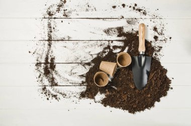 Beyaz ahşap plakalar arka plan üzerinde Araçlar üstten görünüm Bahçe