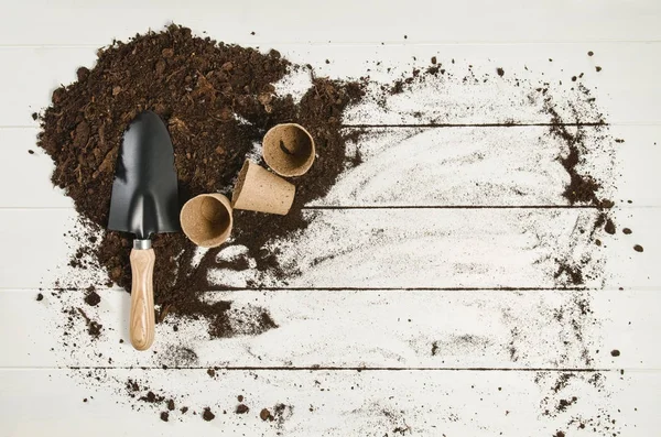 Herramientas de jardinería vista superior sobre fondo de tablones de madera blanca — Foto de Stock