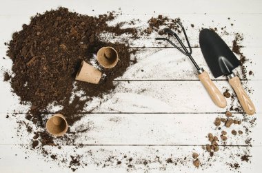 Beyaz ahşap plakalar arka plan üzerinde Araçlar üstten görünüm Bahçe