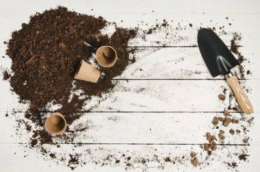 Beyaz ahşap plakalar arka plan üzerinde Araçlar üstten görünüm Bahçe