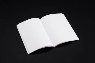 Mock-up dergi, kitap veya katalog siyah tablo arka plan üzerinde.