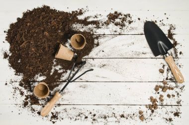 Beyaz ahşap plakalar arka plan üzerinde Araçlar üstten görünüm Bahçe