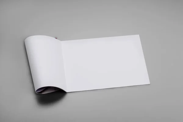 Zeitschriftenattrappen, Buch oder Katalog auf grauem Tischhintergrund. — Stockfoto
