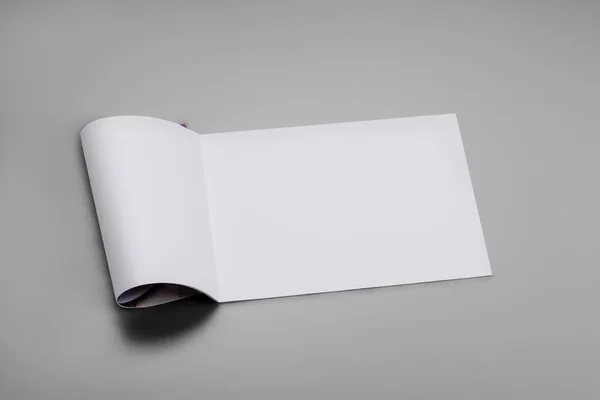 Mock-up tijdschriften, boek of catalogus op grijze tabelachtergrond. — Stockfoto