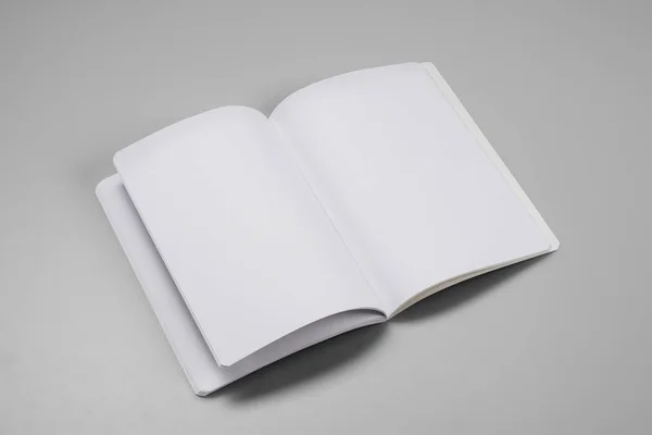 Zeitschriftenattrappen, Buch oder Katalog auf grauem Tischhintergrund. — Stockfoto