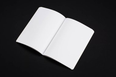 Mock-up dergi, kitap veya katalog siyah tablo arka plan üzerinde.