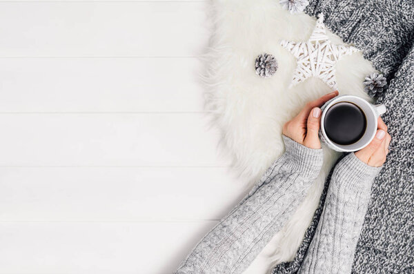 Рука держит чашку кофе. Вид сверху с пространством для копирования
