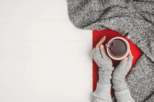 Hand holding kopje thee. Bovenaanzicht met kopie ruimte — Stockfoto