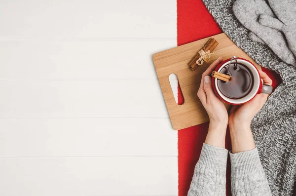 Taza de té con la mano. Vista superior con espacio de copia — Foto de Stock