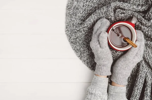 El tutma fincan da çay. Kopya alanı ile Üstten Görünüm