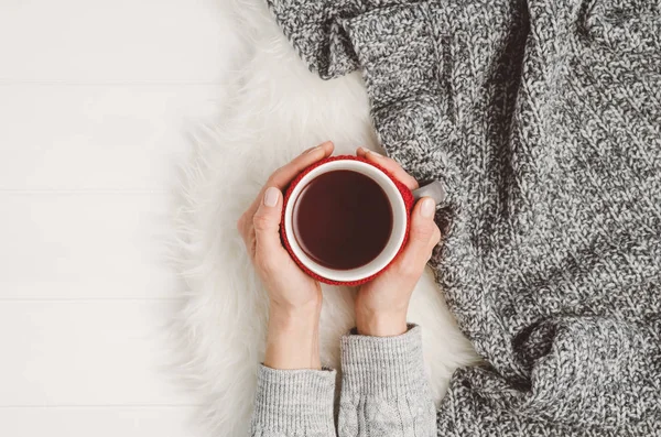 El tutma fincan da çay. Kopya alanı ile Üstten Görünüm