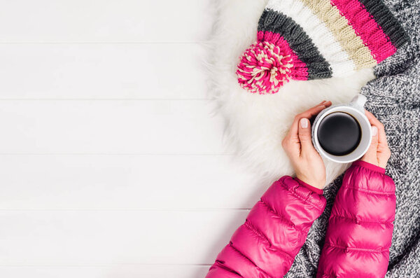 Рука держит чашку кофе. Вид сверху с пространством для копирования
