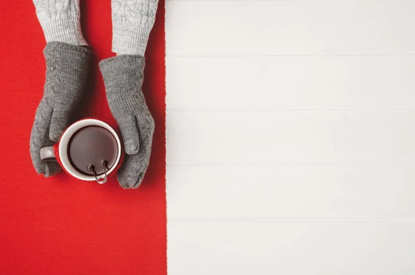 Hand holding kopje thee. Bovenaanzicht met kopie ruimte — Stockfoto