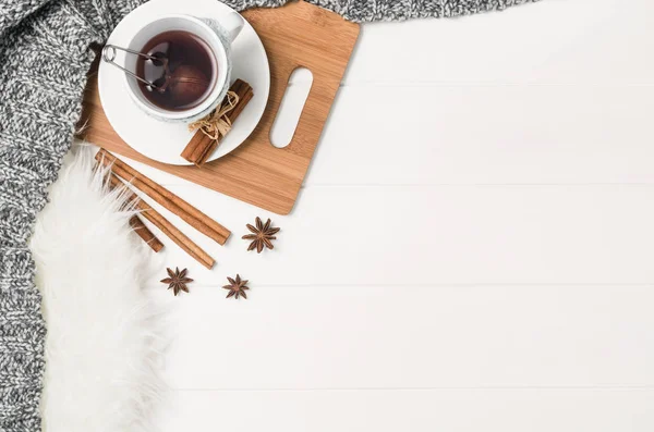 Tazza con tè su sfondo bianco vista dall'alto, copia lo spazio — Foto Stock