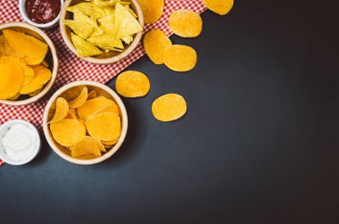 Patates cipsi ve siyah arduvaz tablo, üstten görünüm snacks
