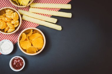 Patates cipsi ve siyah arduvaz tablo, üstten görünüm snacks