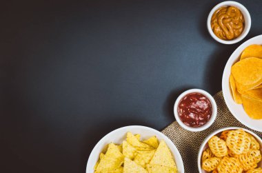 Patates cipsi ve siyah arduvaz tablo, üstten görünüm snacks