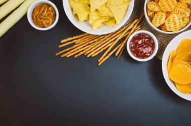 Patates cipsi ve siyah arduvaz tablo, üstten görünüm snacks