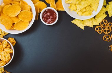 Patates cipsi ve siyah arduvaz tablo, üstten görünüm snacks