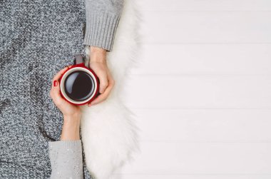 Çift elele kahve ile beyaz masaya Üstten Görünüm