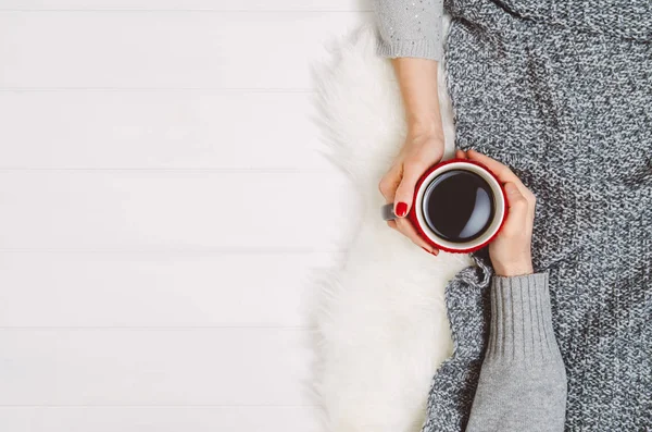 Paar hand in hand met koffie op witte tafel, bovenaanzicht — Stockfoto