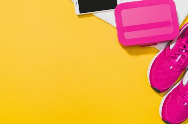 Sarı arka plan, üstten görünüm sahte Fitness aksesuarlar