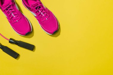 Sarı arka plan, üstten görünüm sahte Fitness aksesuarlar