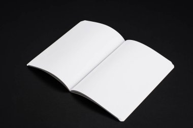 Mock-up dergi, kitap veya katalog siyah tablo arka plan üzerinde.