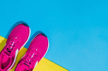 Mavi arka plan, üstten görünüm sahte Fitness aksesuarlar