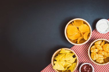 Patates cipsi ve siyah arduvaz tablo, üstten görünüm snacks