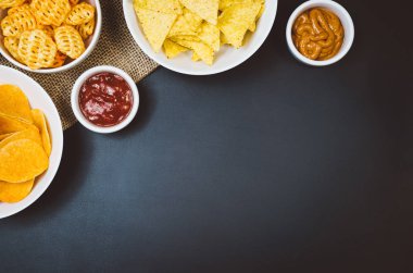 Patates cipsi ve siyah arduvaz tablo, üstten görünüm snacks