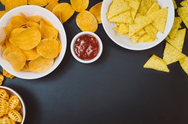 Patates cipsi ve siyah arduvaz tablo, üstten görünüm snacks