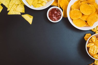 Patates cipsi ve siyah arduvaz tablo, üstten görünüm snacks