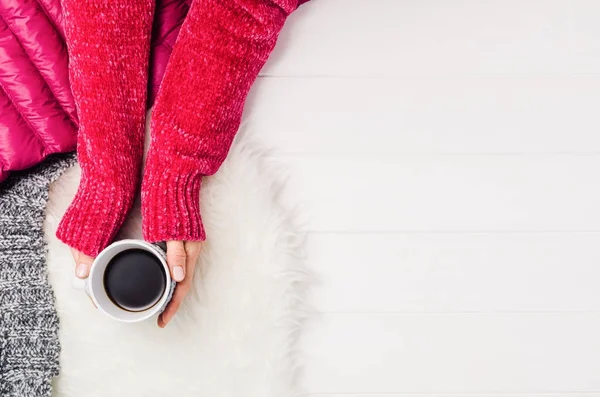 Mână ţinând o ceaşcă de cafea. Vizualizare de sus cu spațiu de copiere — Fotografie, imagine de stoc