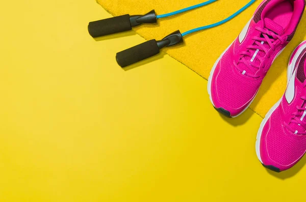 Accesorios de fitness sobre fondo amarillo maqueta, vista superior — Foto de Stock