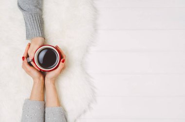 Çift elele kahve ile beyaz masaya Üstten Görünüm