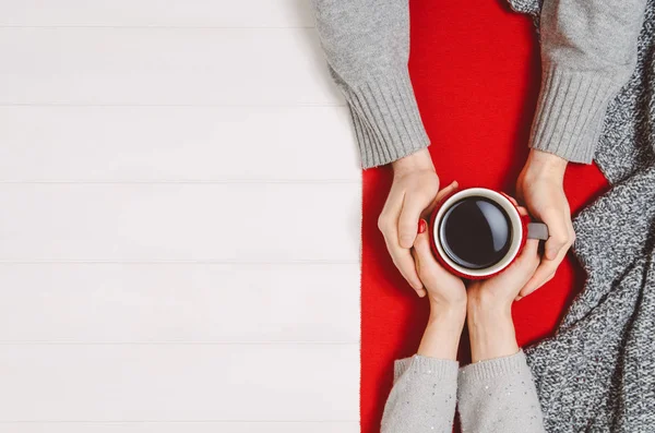 Coppia mano nella mano con caffè su tavolo bianco, vista dall'alto — Foto Stock