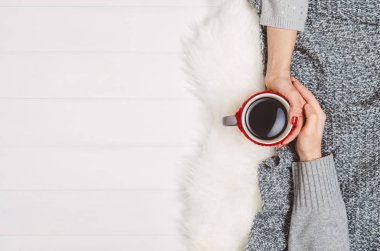 Çift elele kahve ile beyaz masaya Üstten Görünüm