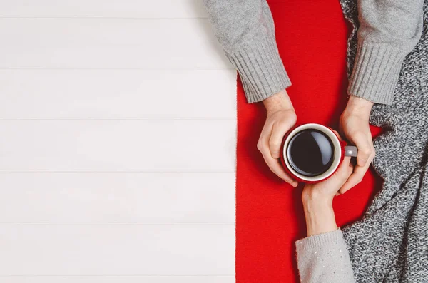 Coppia mano nella mano con caffè su tavolo bianco, vista dall'alto — Foto Stock