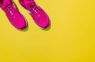 Sarı arka plan, üstten görünüm sahte Fitness aksesuarlar
