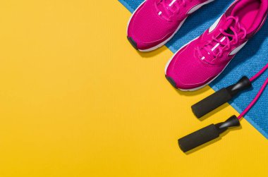 Sarı arka plan, üstten görünüm sahte Fitness aksesuarlar