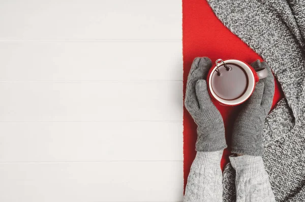 Hand holding kopje thee. Bovenaanzicht met kopie ruimte — Stockfoto