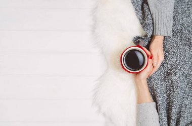 Çift elele kahve ile beyaz masaya Üstten Görünüm