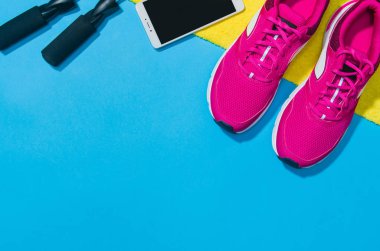 Mavi arka plan, üstten görünüm sahte Fitness aksesuarlar