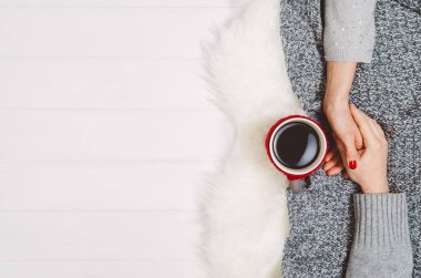 Çift elele kahve ile beyaz masaya Üstten Görünüm