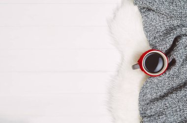 Beyaz ahşap masa arka plan, üstten görünüm üzerinde kahve kupa