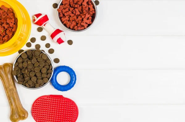 Kuru Köpek Gıda ve aksesuarları üzerinde beyaz arka plan Üstten Görünüm