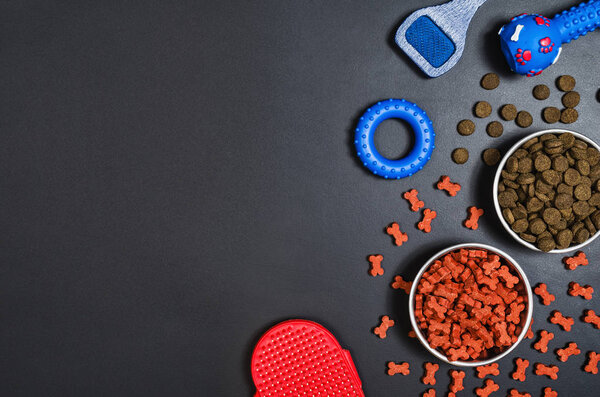 Сухой корм для собак на черной доске
