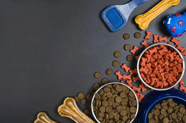 Trockenes Hundefutter auf schwarzem Tafelhintergrund von oben — Stockfoto