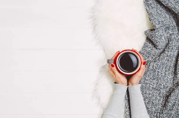 Mâini de femeie care țin cafeaua pe masă albă din lemn, vedere de sus — Fotografie, imagine de stoc